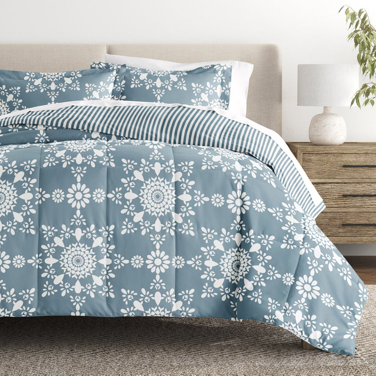 Soft Daisy Medallion Light Blue