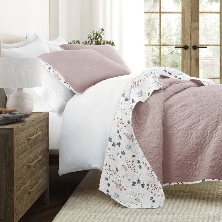 Poppy Bloom Pattern Quilt Set with Shams Reversible Mauve