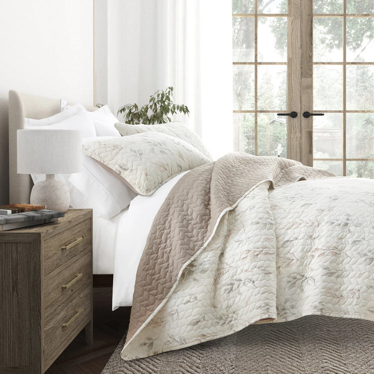 Leaves Quilt Set with Shams Reversible Latte