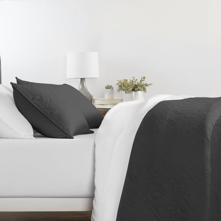 Ultra Soft Damask Pattern Quilt Coverlet 3 Piece Set