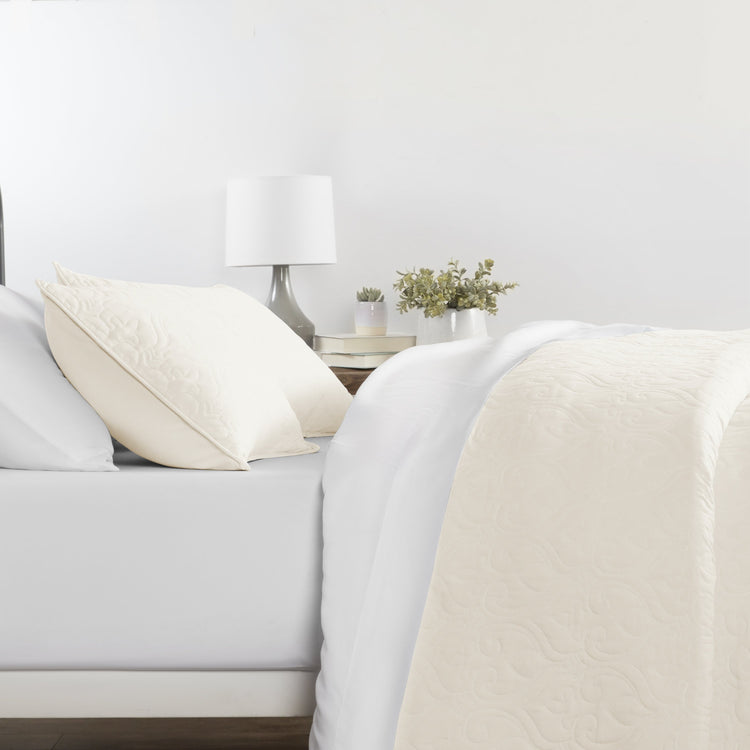 Ultra Soft Damask Pattern Quilt Coverlet 3 Piece Set