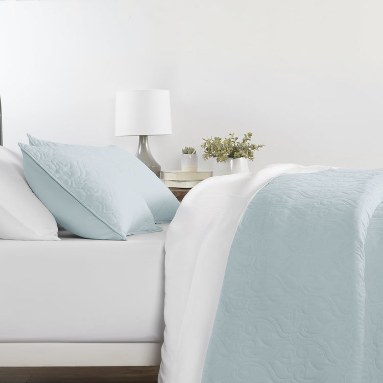 Ultra Soft Damask Pattern Quilt Coverlet 3 Piece Set