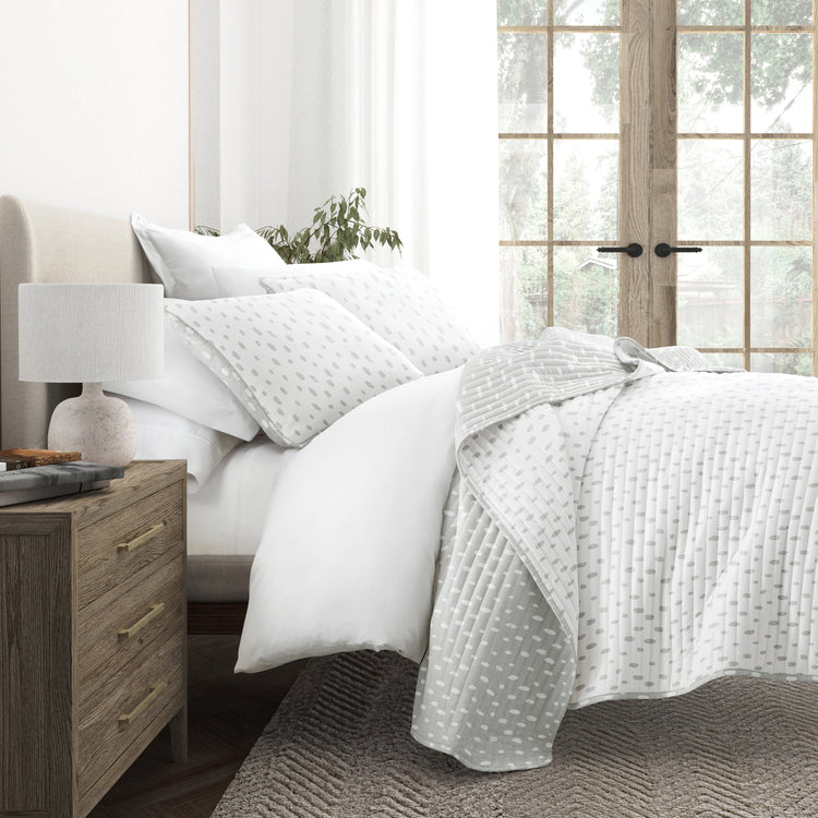 Dots Quilt Set with Shams Reversible Light Gray